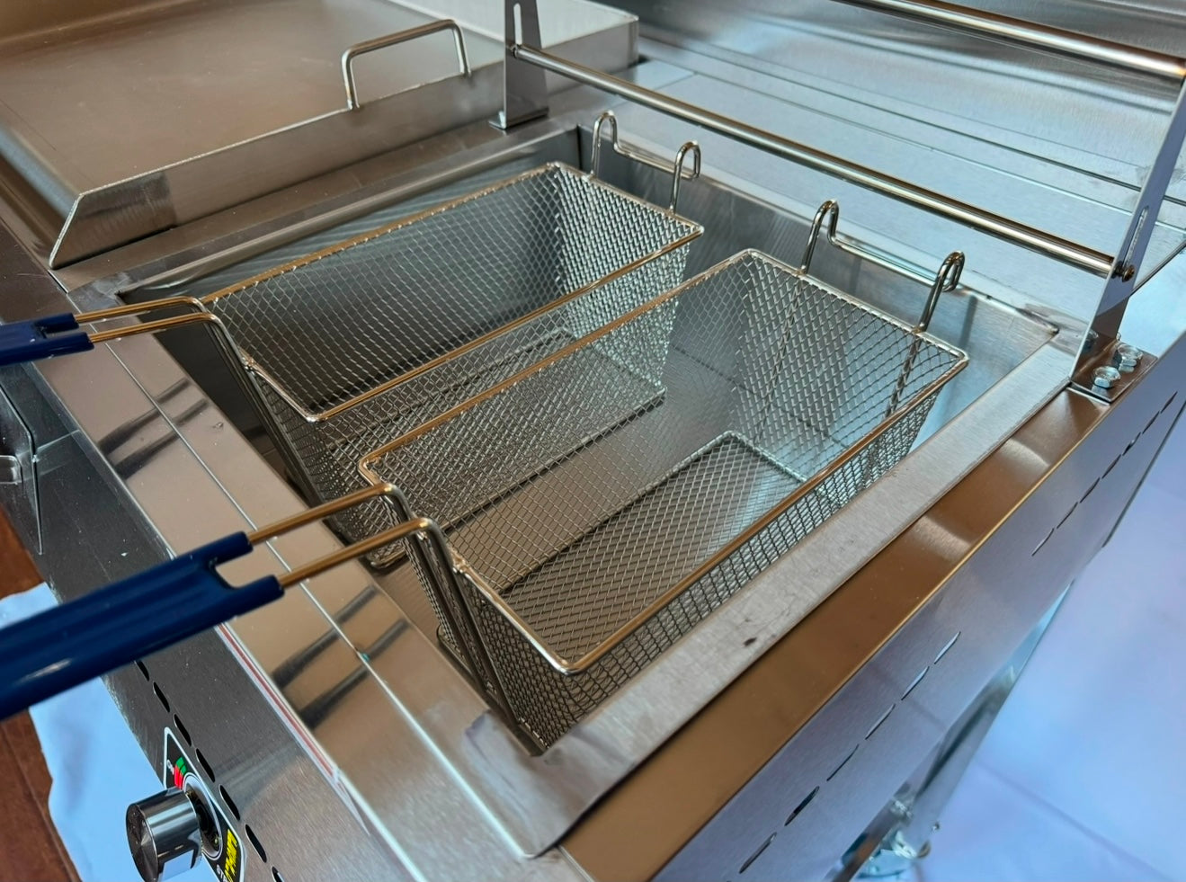 Deep Fryer and Griddle Cart | 20" Griddle | 30 lb 3.5 Gallon Single Tank Deep Fryer | 2 Fryer Baskets